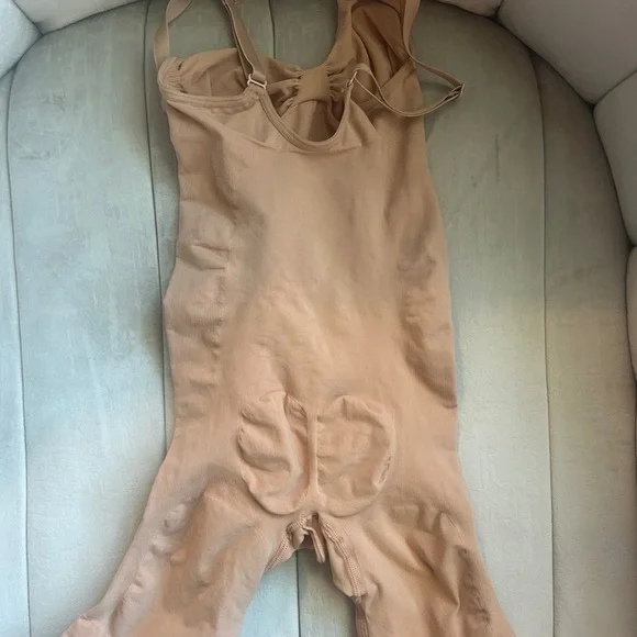 - Seamless Tan Shapewear Bodysuit skim’s - Picture 3 of 3